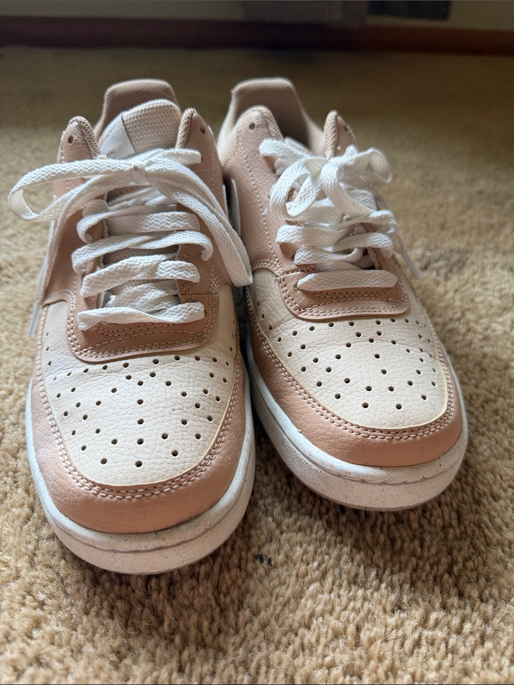 Nike Low-Top Sneakers in Beige and White - Casual Lace-Up